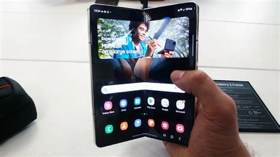 Galaxy Z TriFold in G-fold mode for multitasking and productivity.