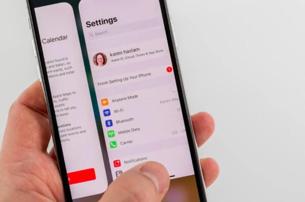 iPhone screen flashing for notifications in a noisy environment thanks to iOS 26.2 update.