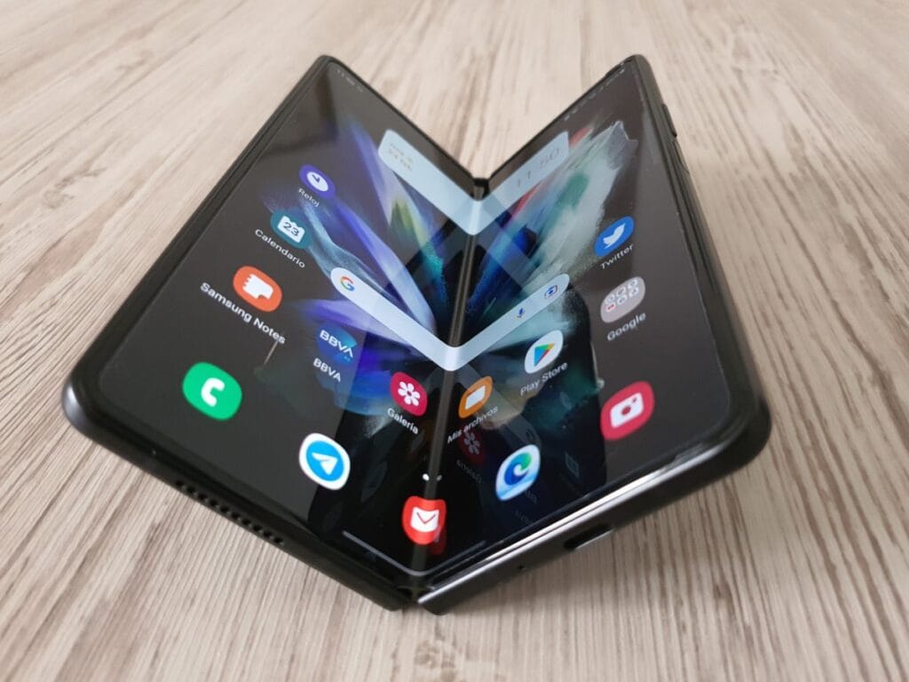 Slim design and advanced hinges of the Samsung Galaxy Z TriFold.